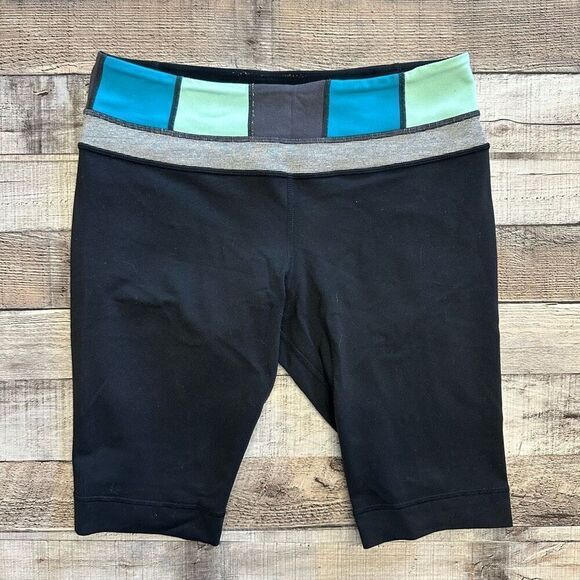 Size 6 Lululemon Groove Crop Reversible Black Blue Workout Yoga Biker Shorts - Picture 1 of 9